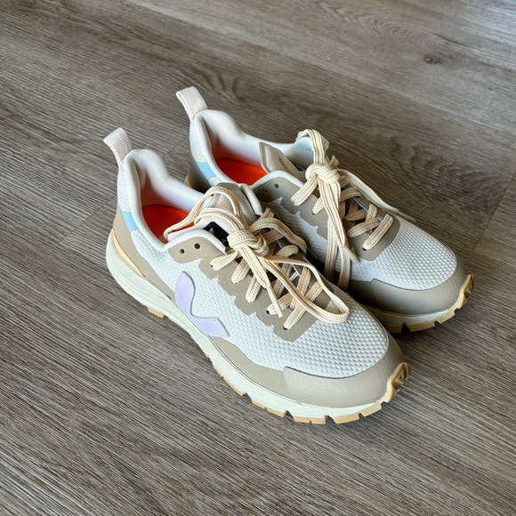 Women’s Veja Dekkan Alveomesh Sneaker - Picture 8 of 13